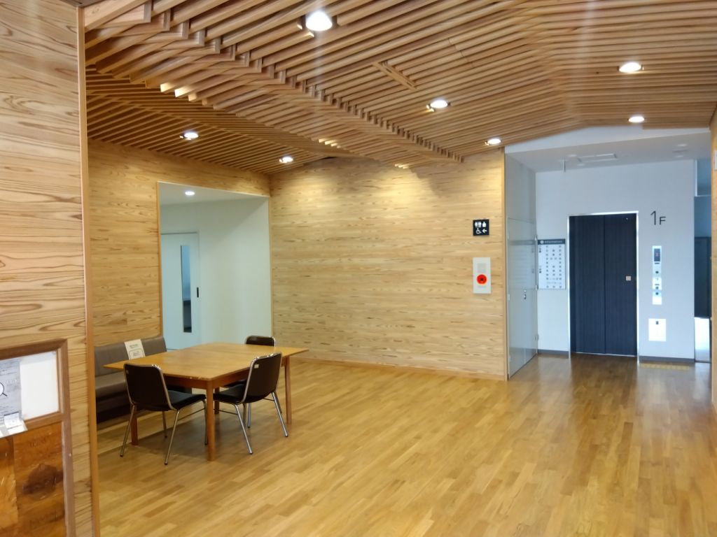 奈良県産の木材を使用した玄関エントランスとエレベーターの写真
