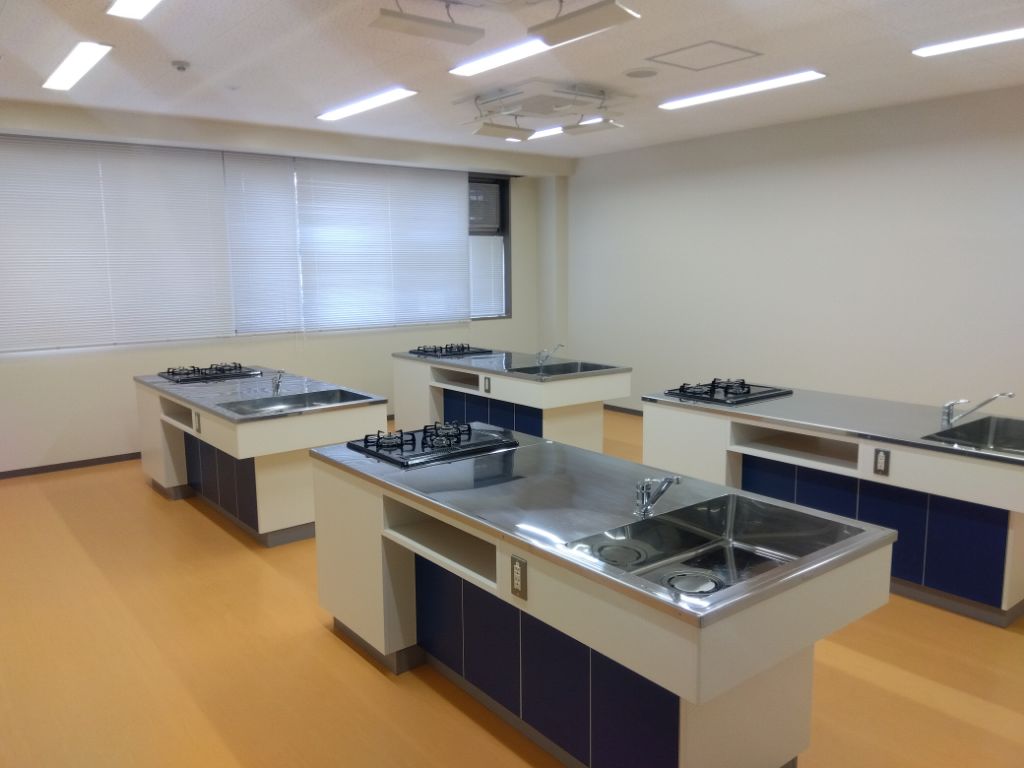 4つの調理台を備えた調理室の写真