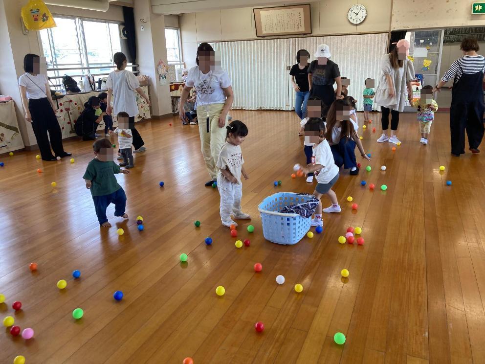小さいボールで遊ぶ幼児の写真