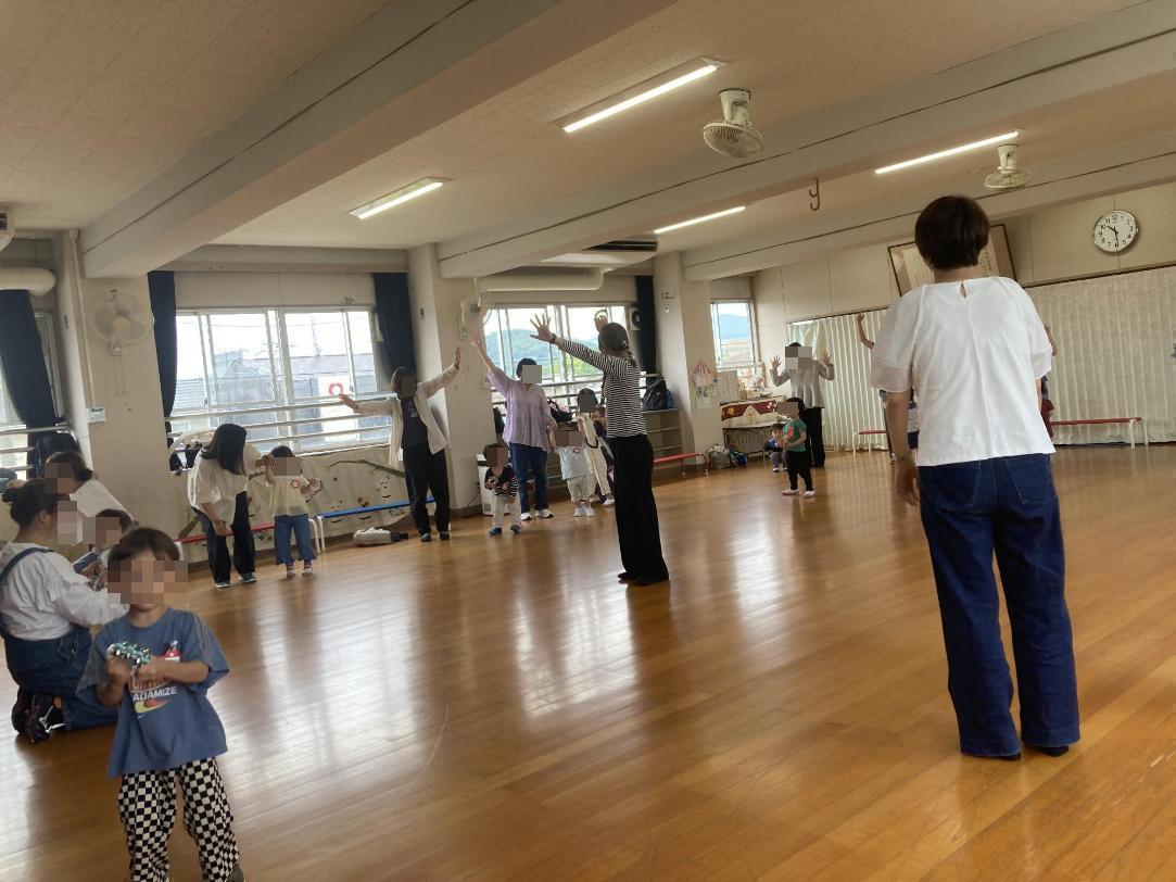 手遊びを楽しむ子どもたちの写真