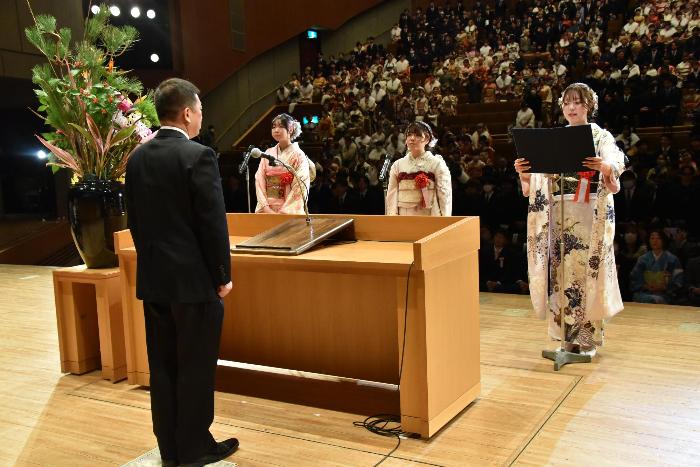 二十歳の誓いを述べている写真