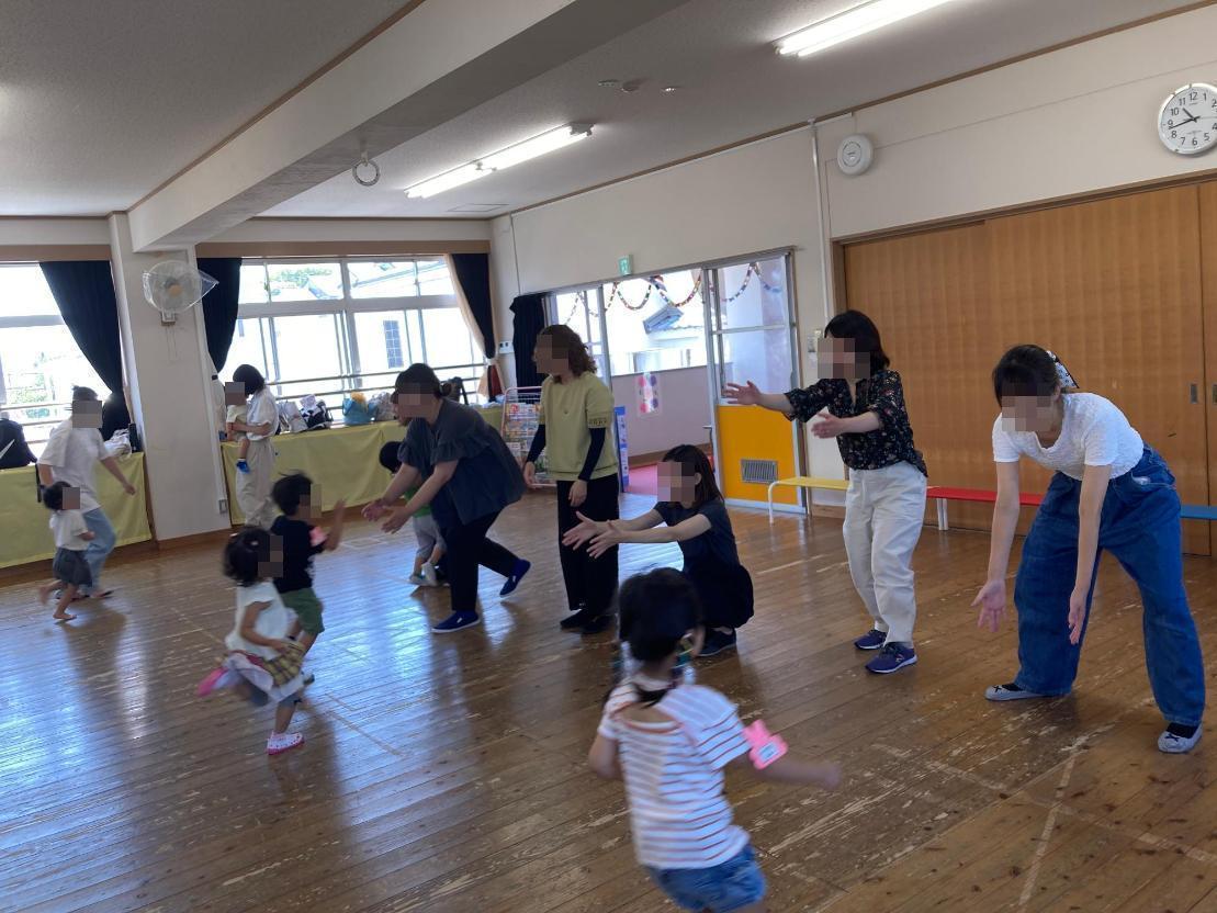 保護者に向かってかけっこする幼児たちの写真
