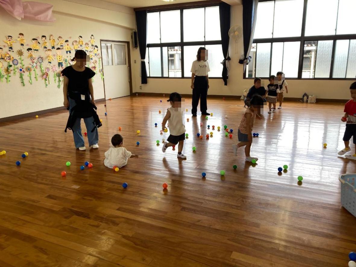 小さいボールで遊ぶ幼児たちの写真
