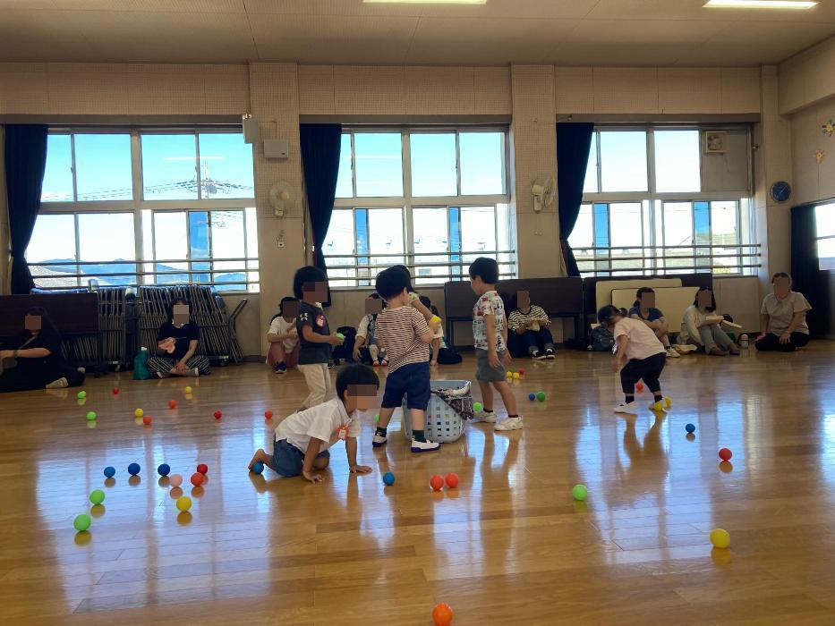 ボールで遊ぶ子どもたちの写真