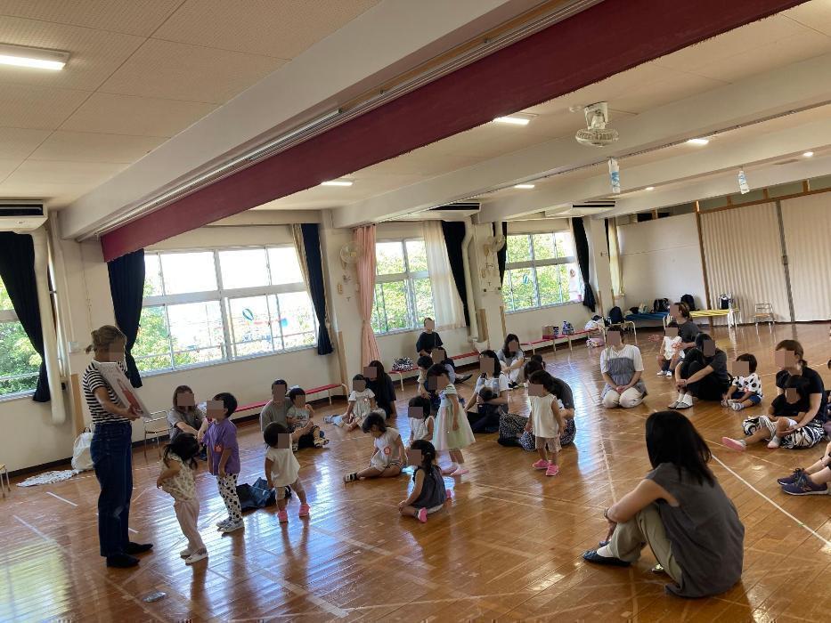 大型絵本の読み聞かせを楽しむ子どもたちの写真