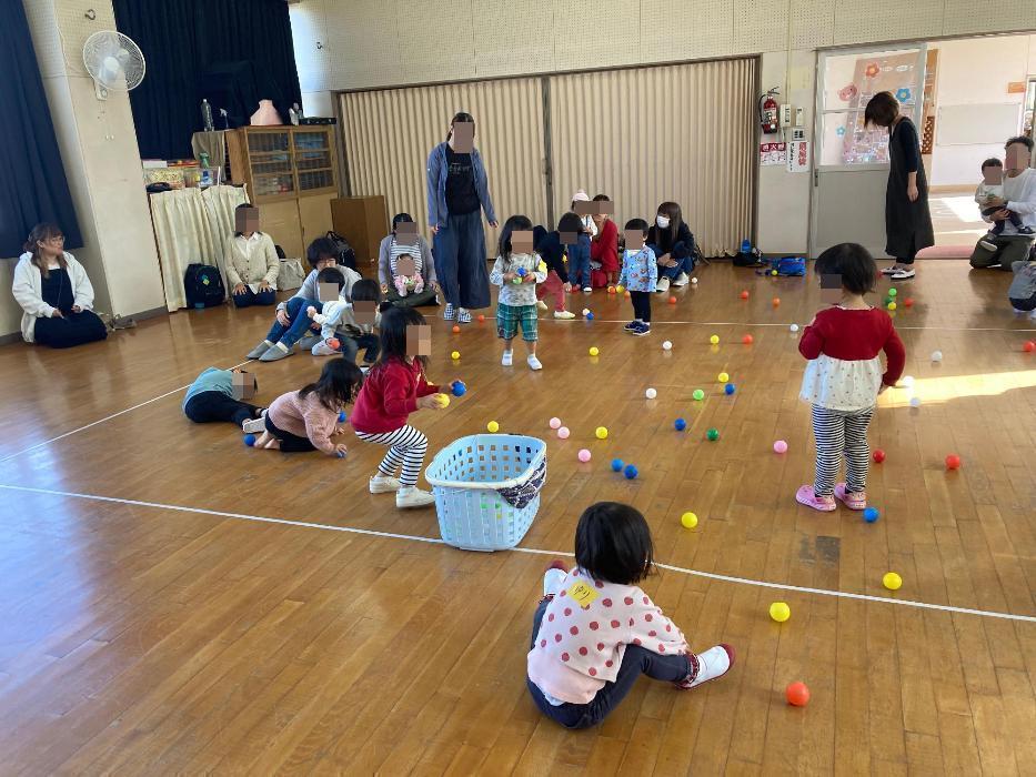 ボールで遊ぶ子どもたちの写真