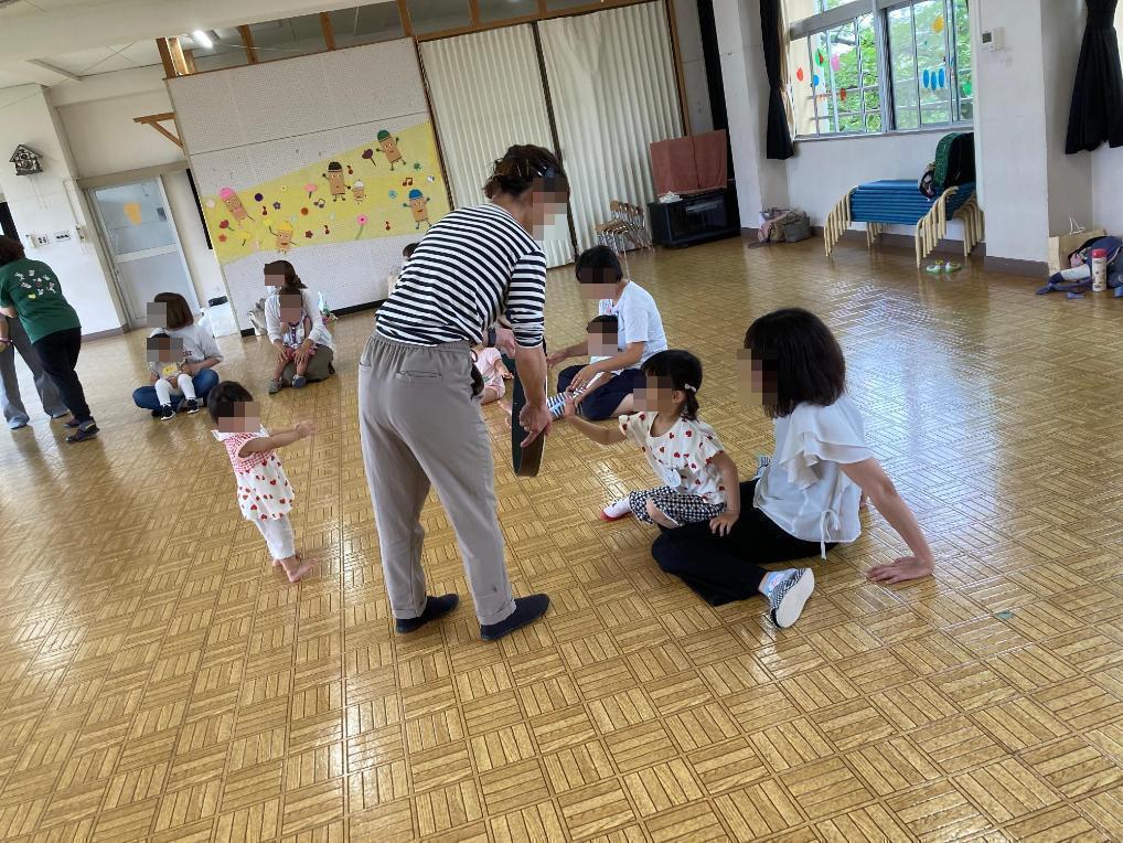 タンブリンを使ってリズムあそびをしている写真
