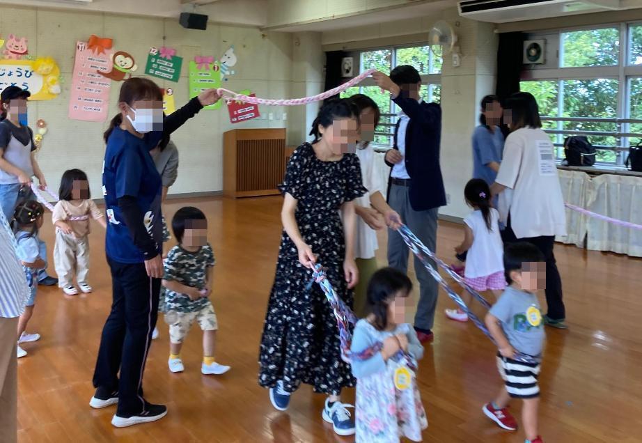 紐を使って親子で遊んでいる写真