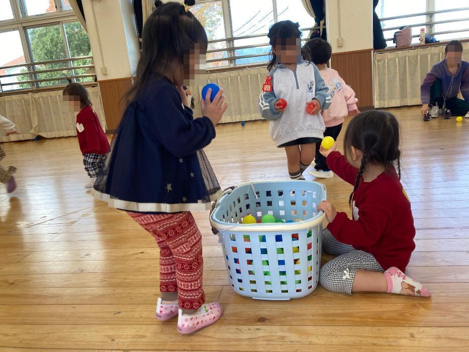 ボールで遊ぶ子どもたちの写真