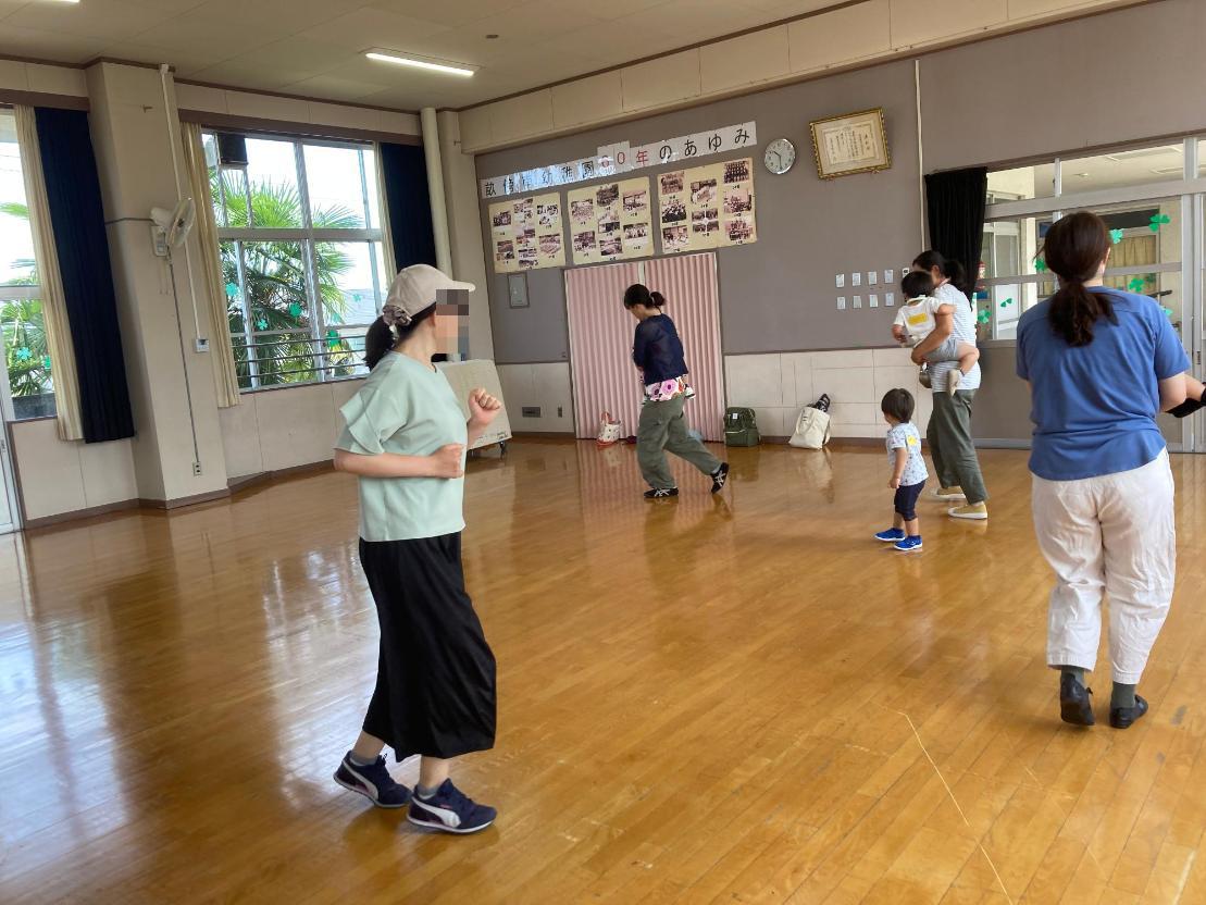 音楽に合わせて行進する親子の写真