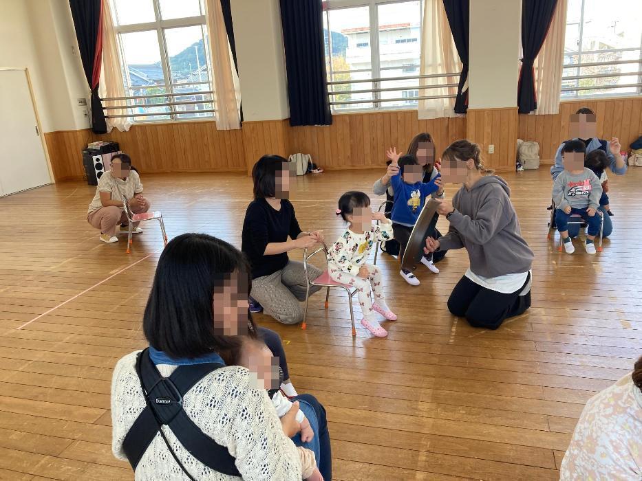 ハンドドラムを楽しむ子供たちの写真