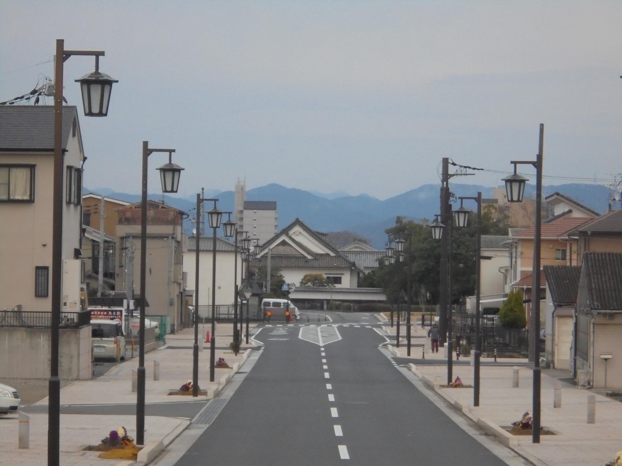 今井五井線の西側から東側を写した街並みの写真