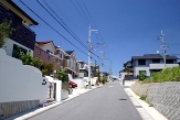 青空の中坂になっている五条野区画道路が写っている写真