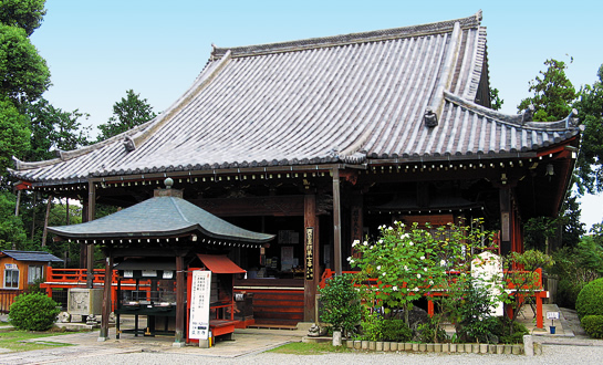 本殿の前に常香炉が設備されているお寺全体の写真