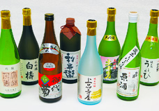 様々な地酒が机の上に並べられている写真