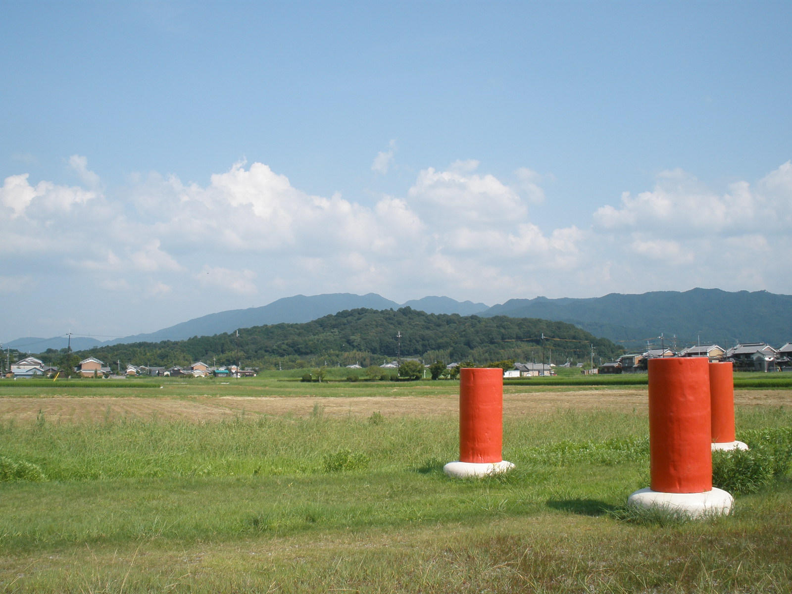 藤原宮跡の列柱と香久山の写真