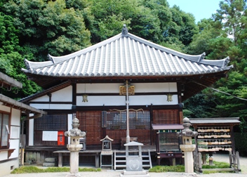 緑が茂る中にお寺の建物が建っている写真
