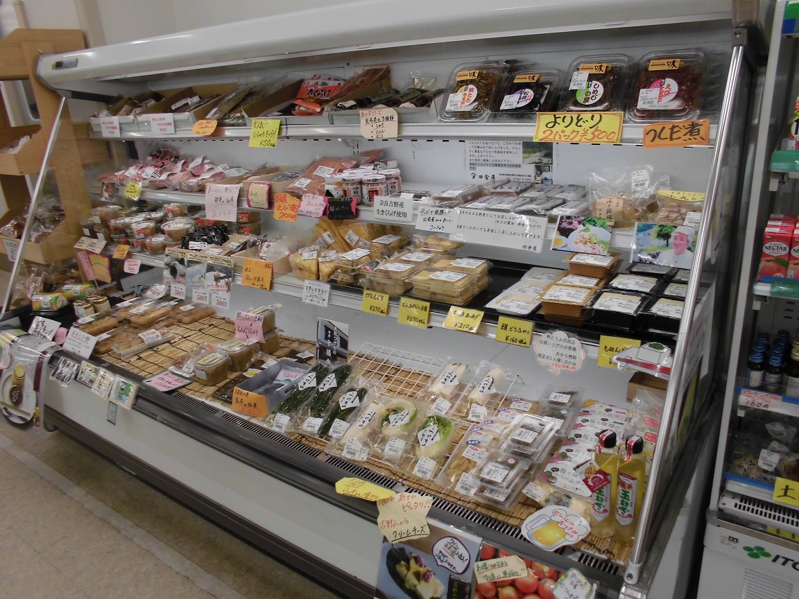 農産加工品を陳列してある商品棚の写真
