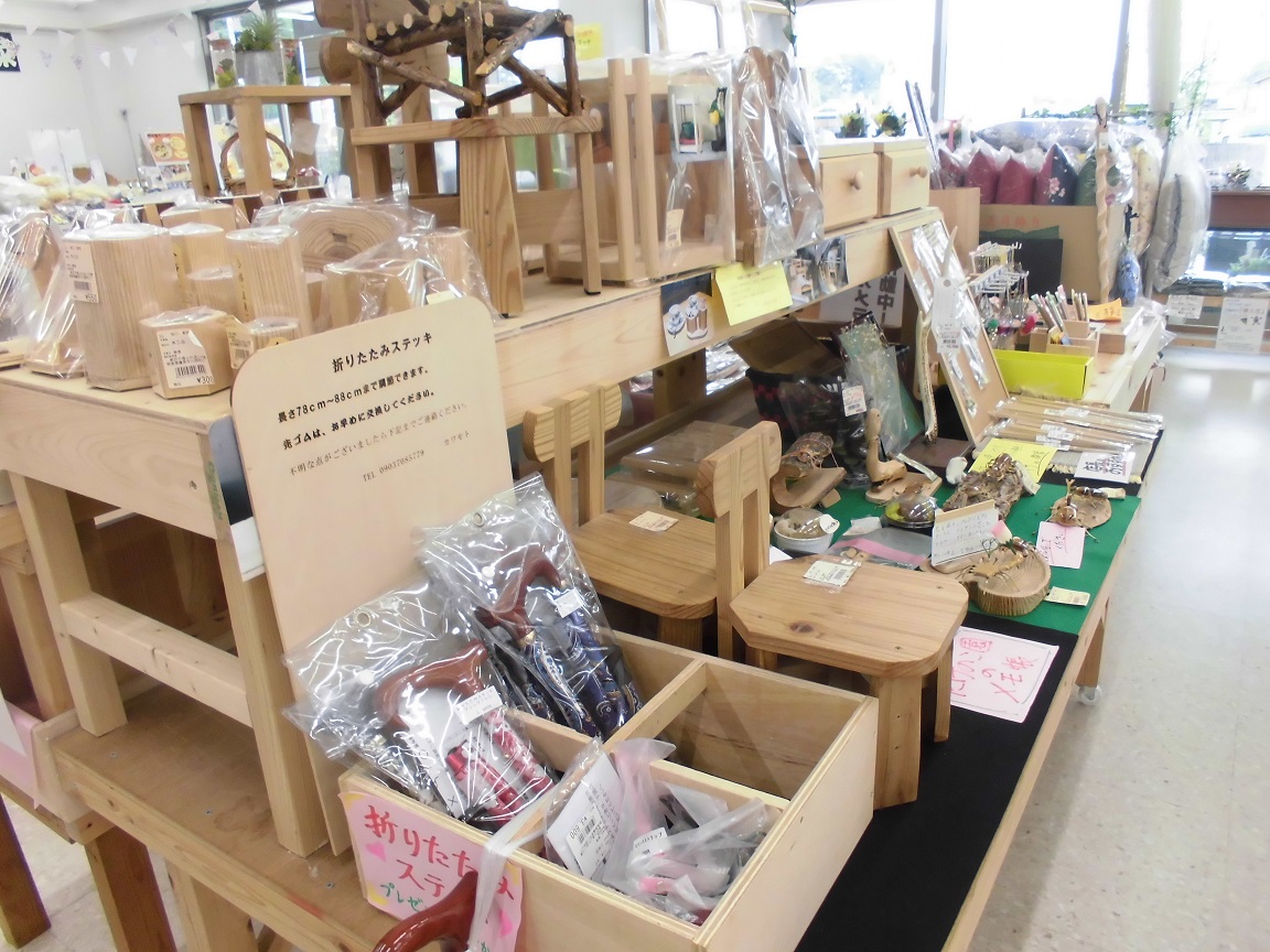 イスやステッキなどの工芸品を陳列してある商品棚の写真