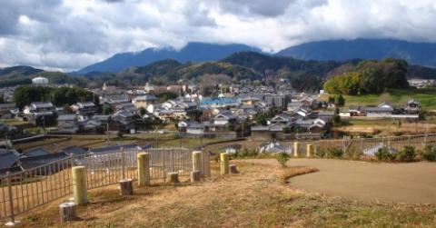 民家が建ち並び遠くに山並みが見える西エリアからの写真