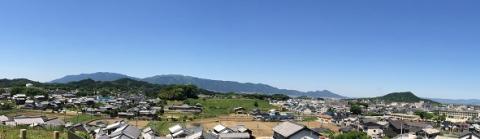 民家の先に山並みが見える西エリア丘上からのパノラマ写真