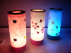 左からピンク、白、青色に淡く光るLEDあんどんの写真