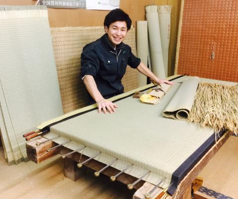 畳を作っているふくもと畳店福本氏の写真