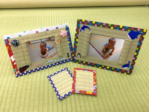 2つのいぐさフレームとその手前に2ついぐさコースターが置いてある写真