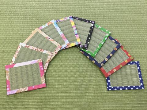 半円状に並べられた複数のいぐさコースターの写真