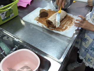 チョコクリームを丁寧に塗っている様子の写真