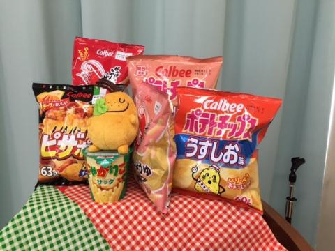 ポテトチップスなどのお菓子の袋が複数並べられた写真