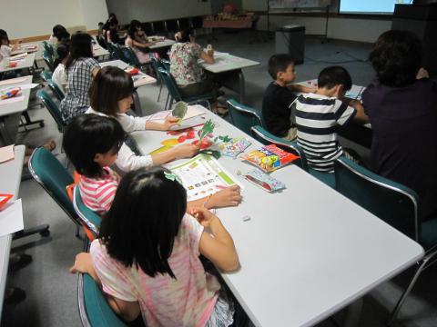 親子で野菜あてゲームを行っている様子の写真