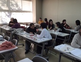 参加者がイスに座りながら和やかに談笑している写真