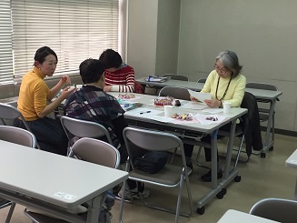 参加者がイスに座って調べものをしている写真