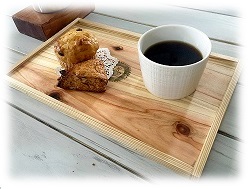 コーヒーと焼き菓子が乗ったトレイの写真