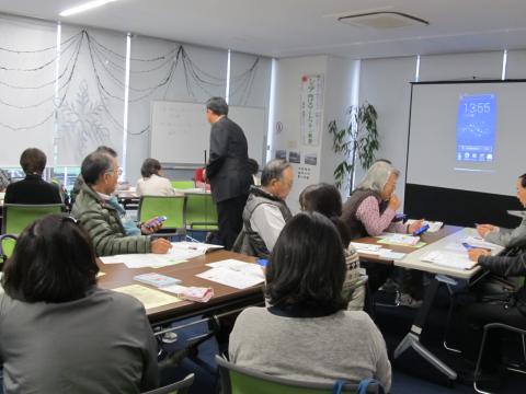 セミナーの参加者が机を囲んで講演者の話しを聞いている写真