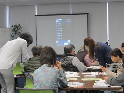 セミナー参加者がスマートフォンの操作方法を教えてもらっている写真
