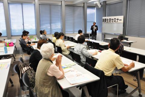 消費生活セミナーで講師の話を熱心に聞いている参加者たちの写真