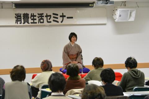 消費生活セミナーで落語を聞いて学習している参加者たちの写真