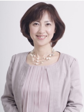 笑顔の佐々木悦子講師のバストアップ写真