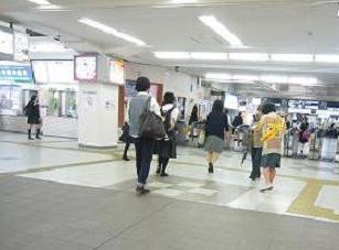 構内で街頭啓発活動を行っている様子の写真