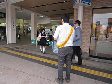 街頭で啓発活動を行う様子の写真