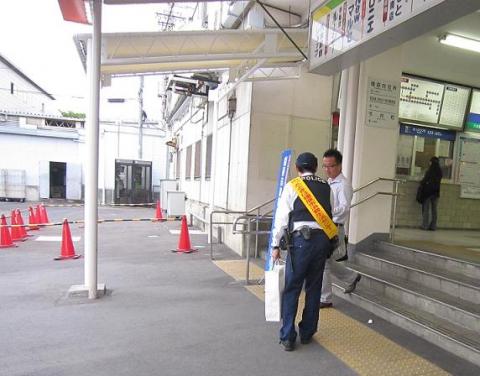 駅前で啓発活動を行う様子の写真