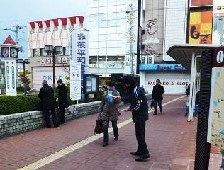 街頭で啓発活動を行う様子の写真