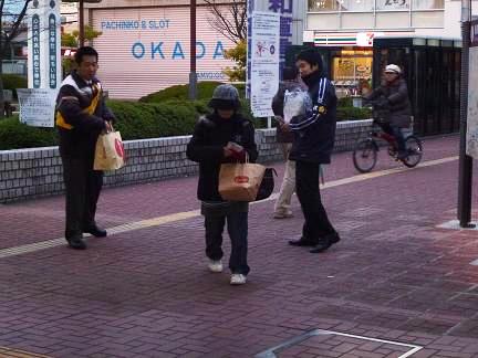 街頭で啓発活動を行う様子の写真