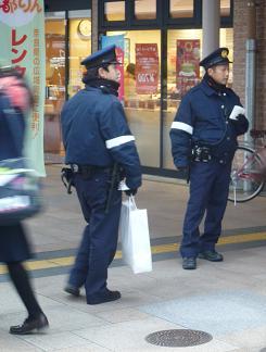 街頭で啓発活動を行う2名の警察官の写真