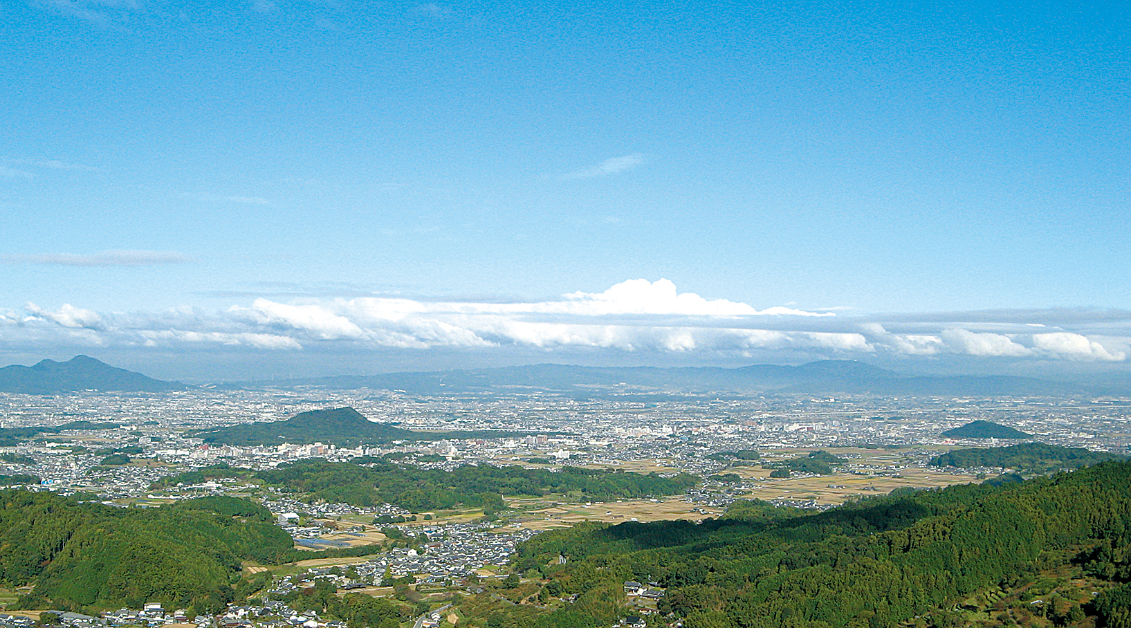 上空からの山と橿原市街地の様子