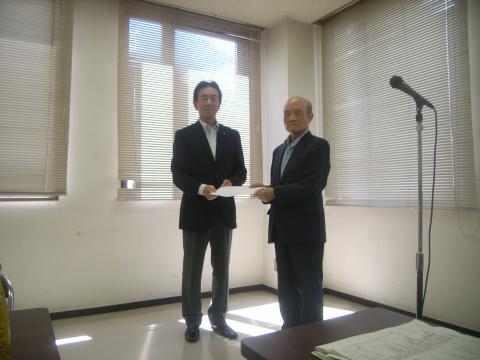森下市長より川上会長へ諮問書が手渡される様子の写真