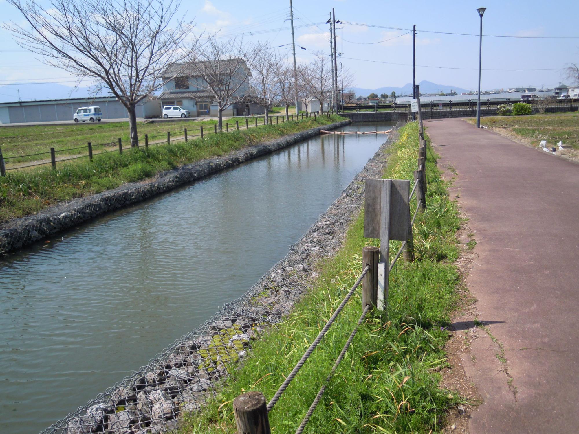 下池(上ノ添池)周辺にある静かに流れている川の写真
