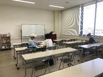 かしはら校外塾の写真(児童に勉強を教える先生)